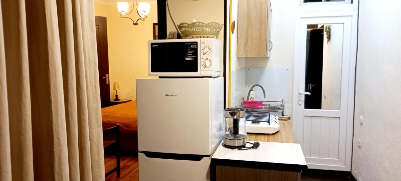 уютный домик в маленьком дворике Apartment *