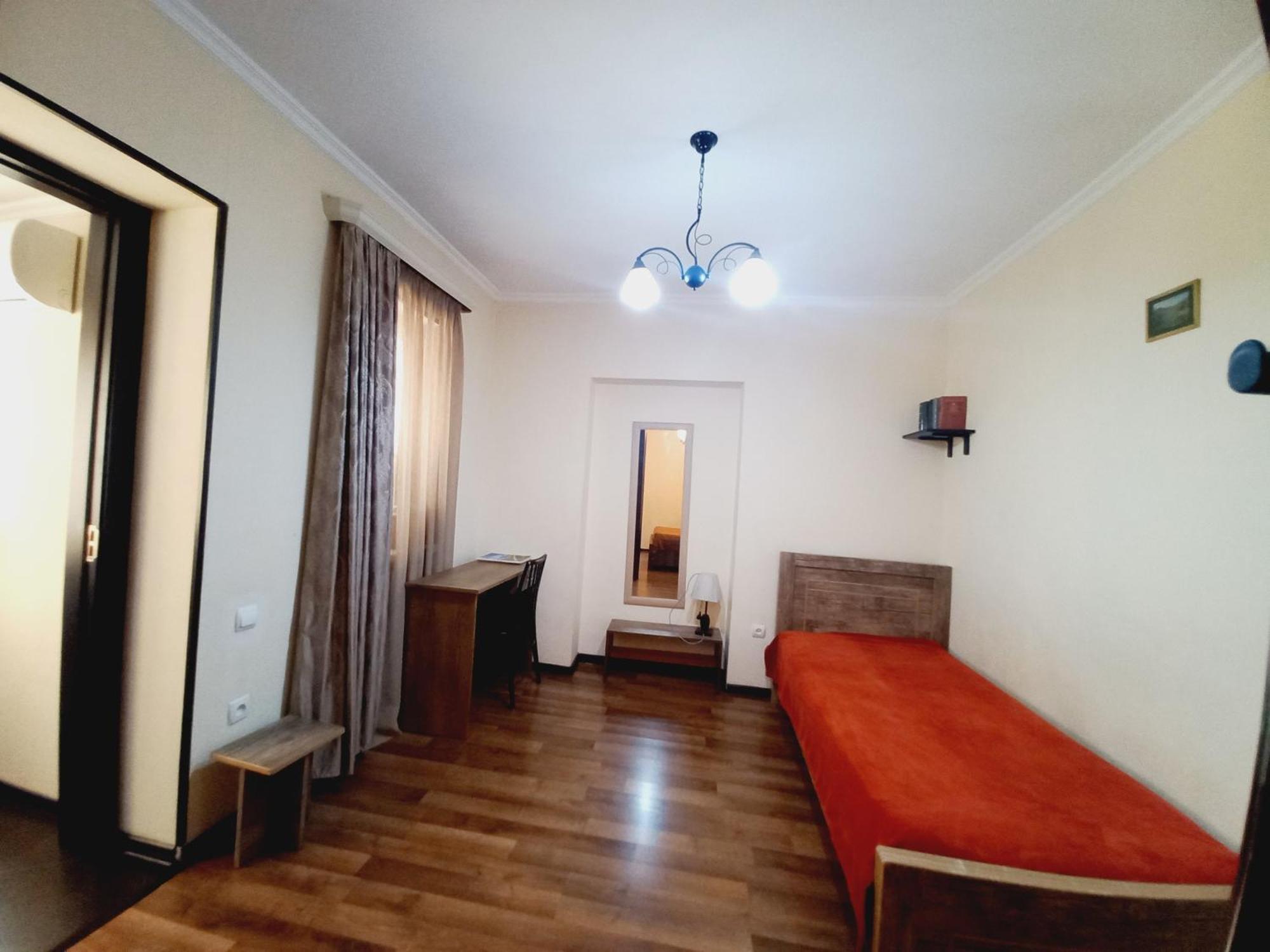 уютный домик в маленьком дворике Apartment